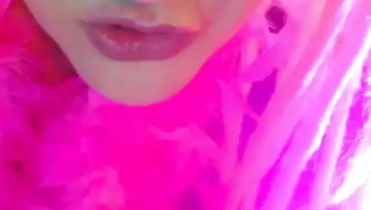 Elimde boşal ve küçük kadın kılıklı bir kaltak gibi sürtün