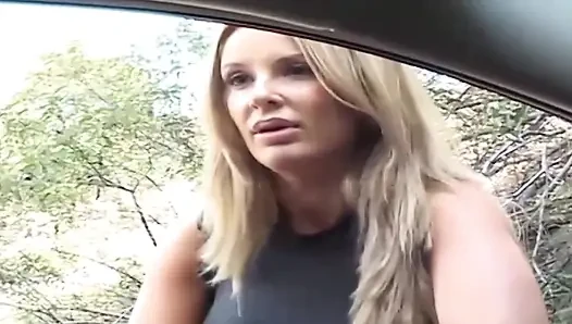 Blondes schätzchen weit gedehnt in schlampiger hämmersession