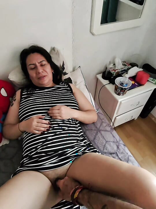W pokazie kamerze na Xhamster Live i z nieogoloną pochwą Riva daje mi spektakularne lodzik