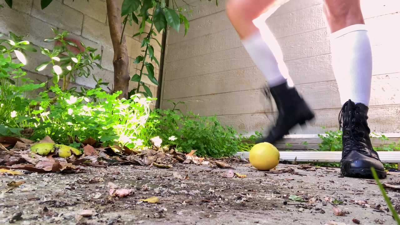 Pomelos'un muharebe çizmeleriyle eziliyor