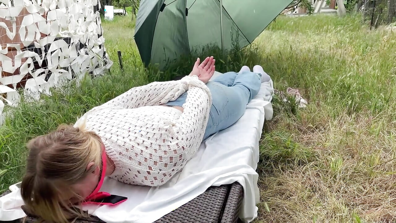 Blondie fanget: Munnen kneblet og kilt