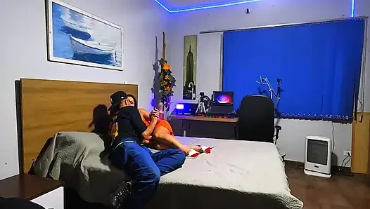 Di dapur, dia bersandar di lemari es dan meminta lebih banyak