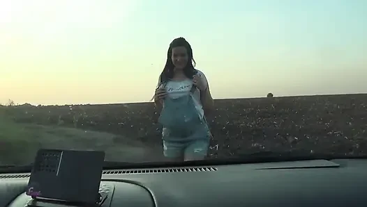 Hamile kızın göğüsleri ön cama karşı