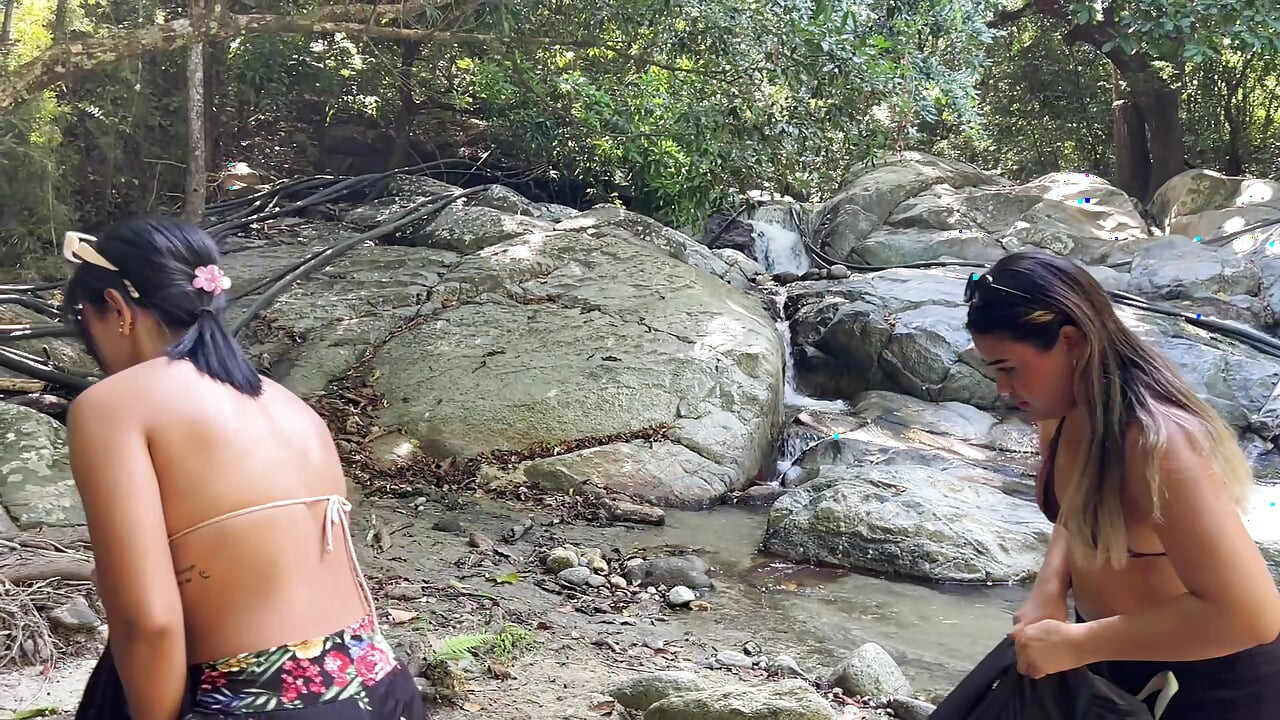 2 Latina swallow 2 cocks of strangers in the middle of the forest