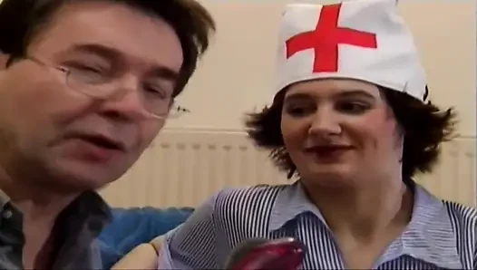 Британскую шлюшку-медсестру трахают