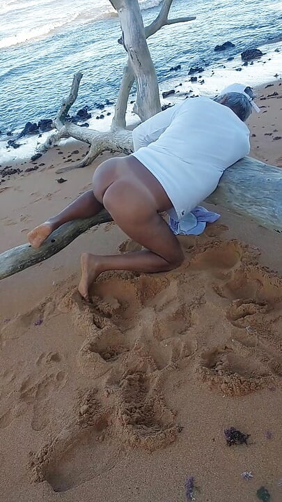 Ladysilva en la playa mi culo bronceado que una gran polla para hacerla romper
