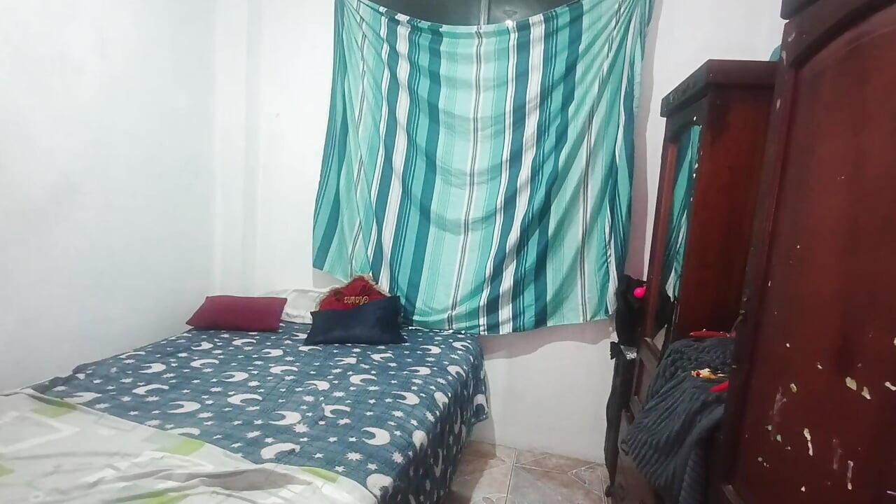 Der alte stiefvater findet seine schöne, kurvige stieftochter beim masturbieren und sie haben am ende sex mit ihr.