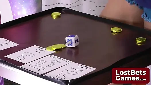 Dreidel раздевается и одевается с каждой буквой страсти