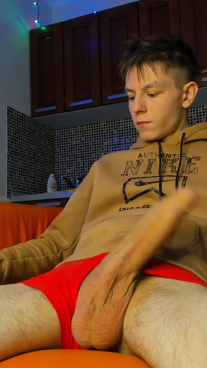 Aranyos vékony csillogás közelről vastag terhelés a mellkason | 1. klip