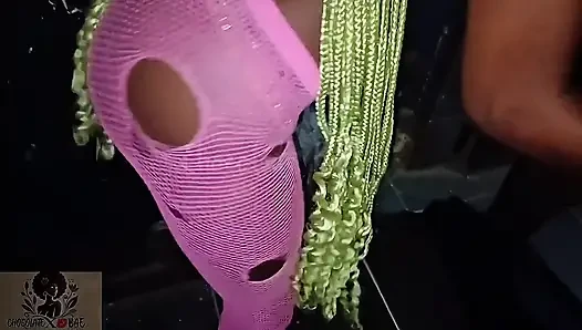 Sakso çekiyor ve fedailerin şişman yarağını emiyor, böylece beni kulübe bedava alacak!!