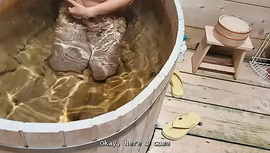 Fickende schwägerin in einer japanischen badewanne, nachdem die ehefrau den flug abgesagt hat