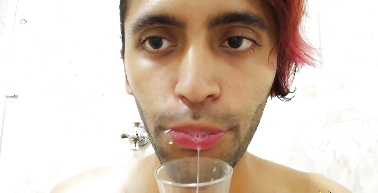 Mengisi kaca dengan ludah dan melancap dengannya sehingga saya pancut dan minum air mani saya.