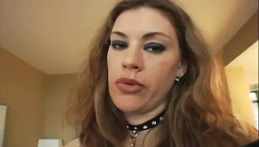 Dominatrix oral seks için itaatkar olmayı deniyor