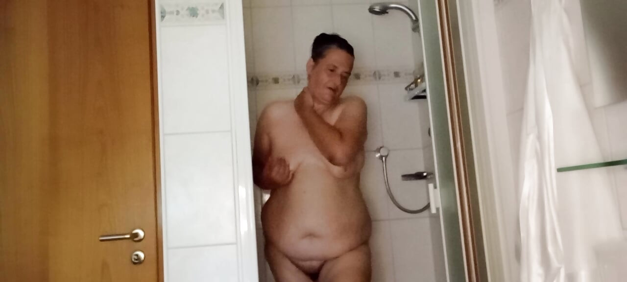 肥胖的德國胖女人給她龐大的身體塗油 - 淋浴後超級閃亮和濕滑