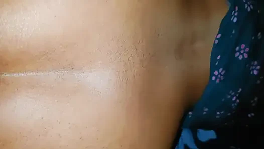 Yeni Hintli evli kadın arkadaşının kocasıyla evde değil