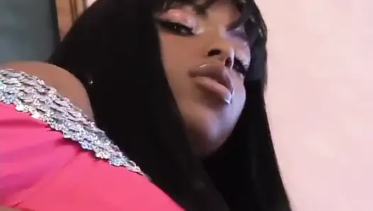 Sexy schwarze zierliche liebt großen schwanz in der muschi im mund ... in den mund kommen