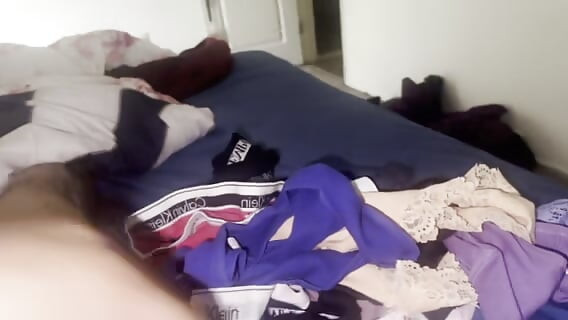 パンツとパンティの中にチンコを入れてベッドで遊ぶ