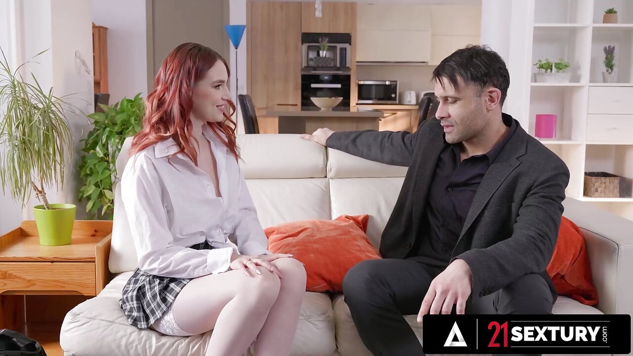 21 SEXTURY - A mocskos csaj Leya mély anális leckét kap