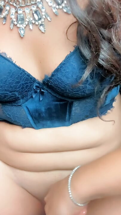 Chubby Maram Play with Her Dildo so Hot Sexy Trans