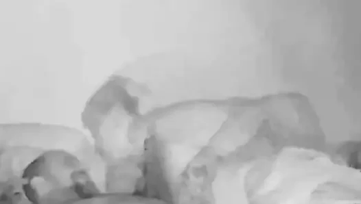 Onun sert yarağını hissettim ve yapmam gerekenleri hissettim.