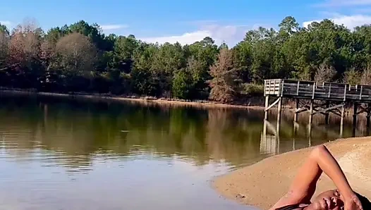 EBENHOLZ-TWERKT AM STRAND IN EINEM BADEANZUG