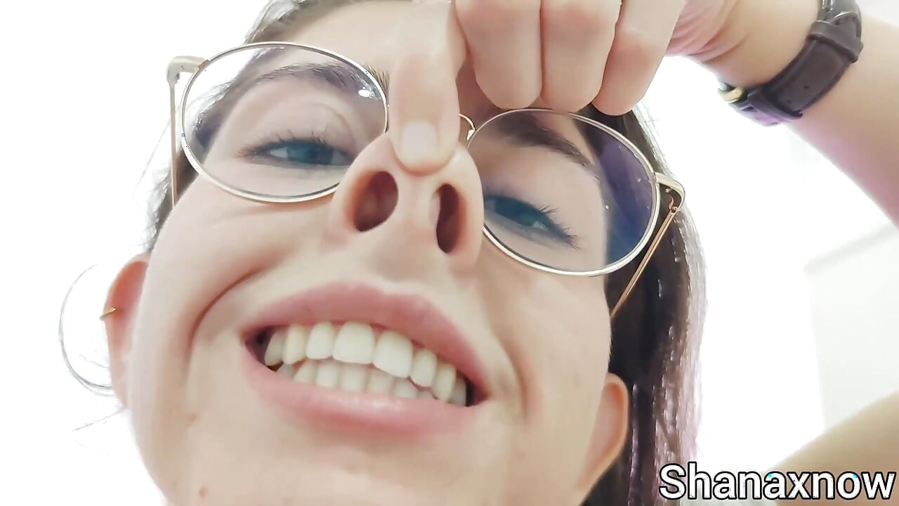 鼻子恋物癖的鼻孔压在我的鼻子上 张开眼镜