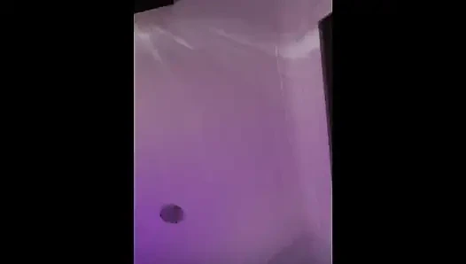 Dia mengikat saya, bermain dengan saya sedikit dan mendasarkan saya