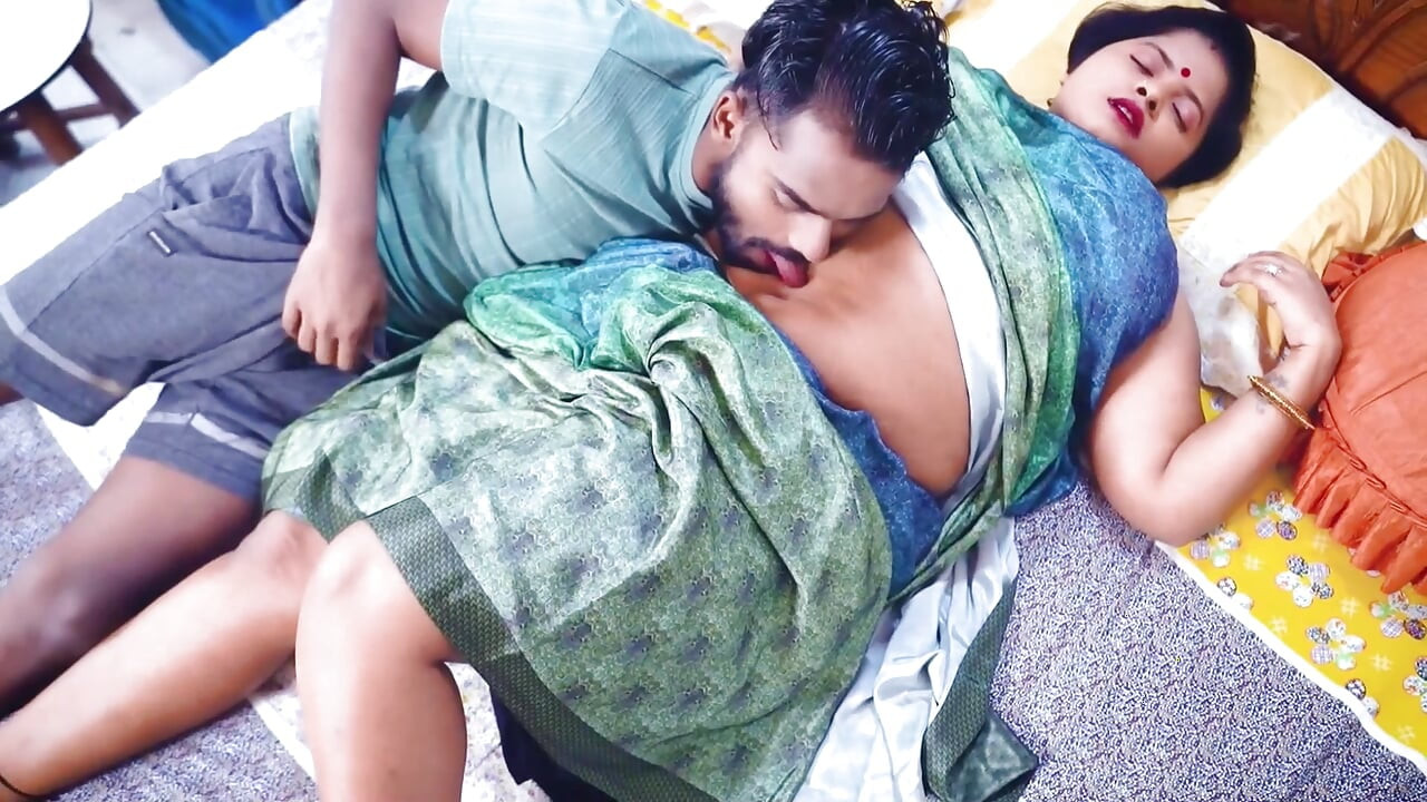 Sauteli maa ka pair dabate dabate chod diya