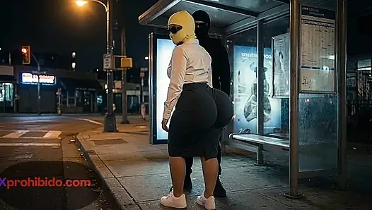 Gadis pantat bahenol ini lagi asik twerking di halte bus