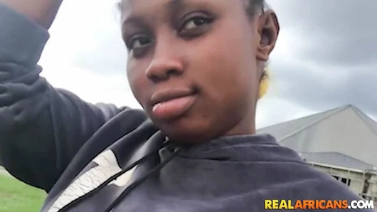 ¡Estudiante universitaria nigeriana tetona se encuentra con fboy después de clase!