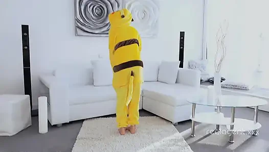 Erstaunliche sexy pikachu genießt es, ihr nassrasiertes weites loch zu spreizen