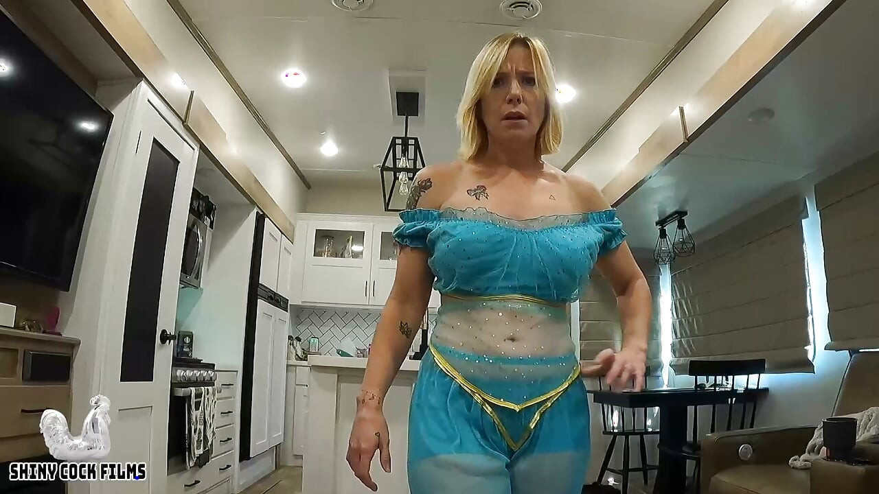 Stiefsohn trickst Stiefmutter mit einem Leckerbissen aus – Jane Cane, Shiny Cock Films