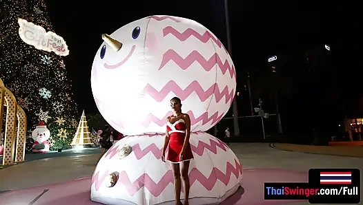 Noel Baba yardımcı üniforması ateşli büyük götlü Taylandlı kız arkadaşa harika görünüyor