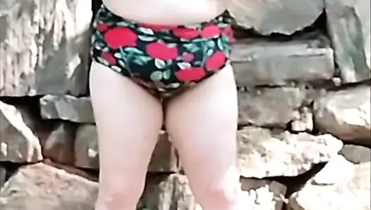 Cewek semok dengan bikini super seksi ini lagi asik muasin memeknya di luar ruangan