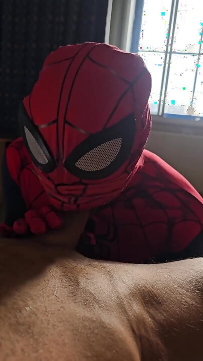 Spiderman puši veliki debeli kurac!