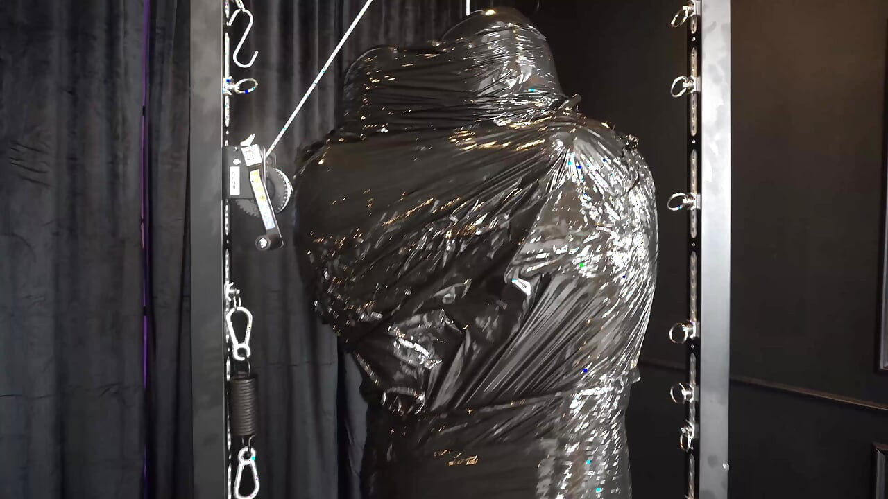 Envuelta con papel de aluminio por 3 amantes mean