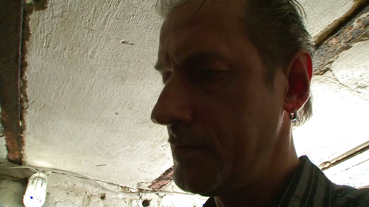 Tormentare brutală cu jucării BDSM: cleme, dildo adânc și lesă