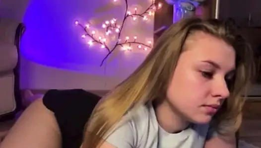 Jucielussie sitzt auf deinem gesicht und fingert muschi