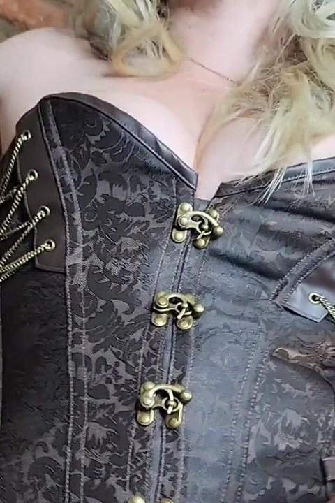 Mama vitregă m-a făcut să o fut după ce am prins-o masturbându-se