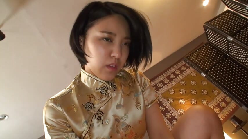 마사지가 서서히 욕망으로 변하면서 그들의 눈은 몇 번이고 만난다.