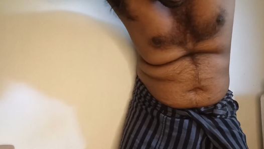 Индийская горячая дядя Sarong и сексуальное нижнее белье