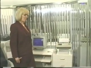 Empfangsdame wird im Büro geil und fickt ihre Muschi mit Dildo