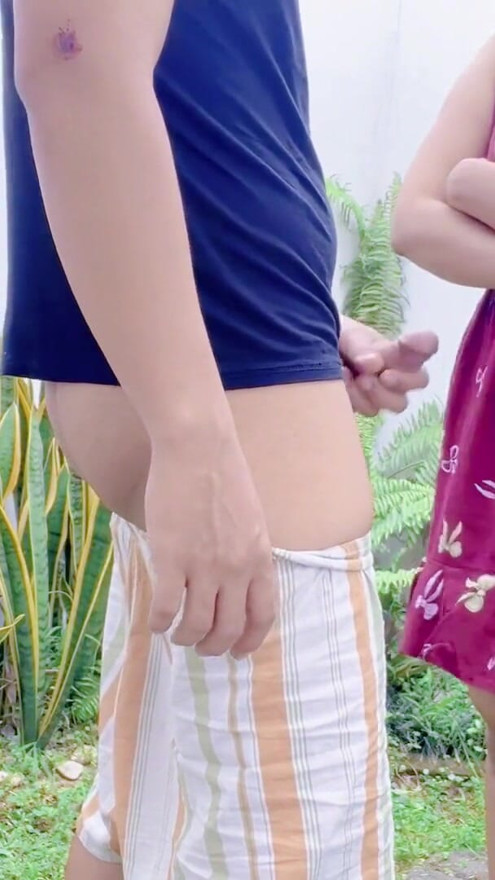 Trong vườn, người giúp việc nghịch ngợm bị hàng xóm biến thái đụ | Clip 1