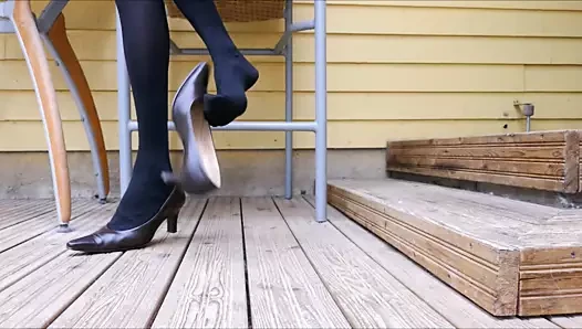 Pump porn video – Dangling and dropping brown high heeled pumps in stockings
