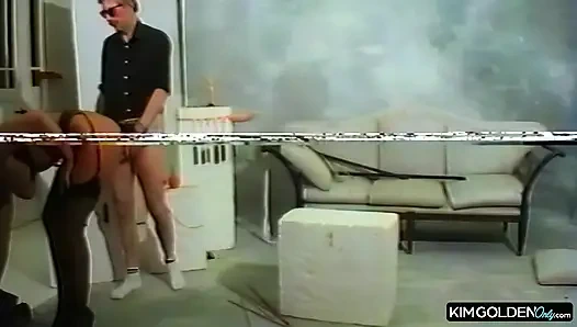 Dominanter Hengst zaehmt devote Rothaarige