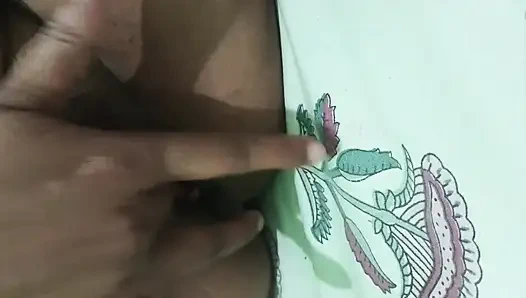 Девушка дези пальцами и вводит ее палец и сквизинг