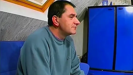 Blondes schätzchen fingert muschi und nimmt massive gesichtsbesamung