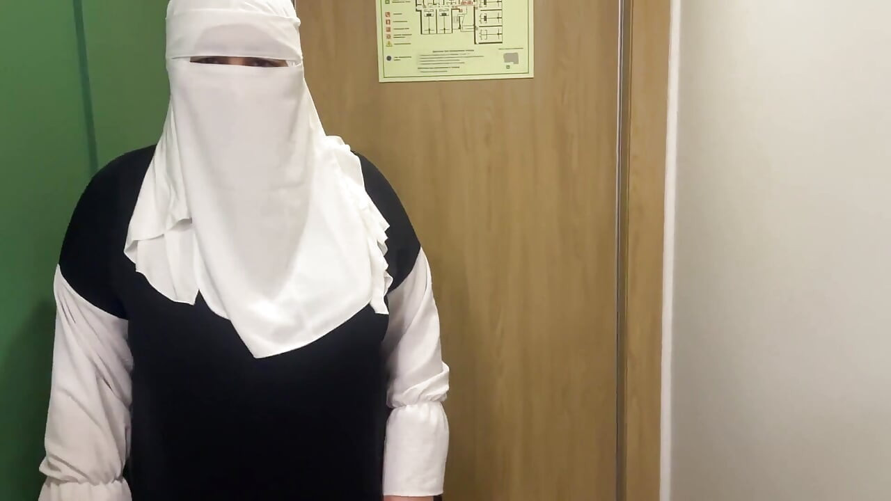 호텔 방에서 고객을 유혹하는 아랍 하녀