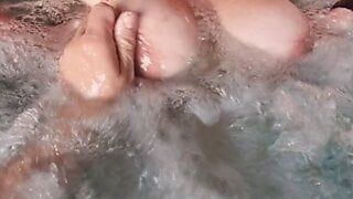 Une MILF BBW à forte poitrine joue avec ses énormes seins dans un bain à remous