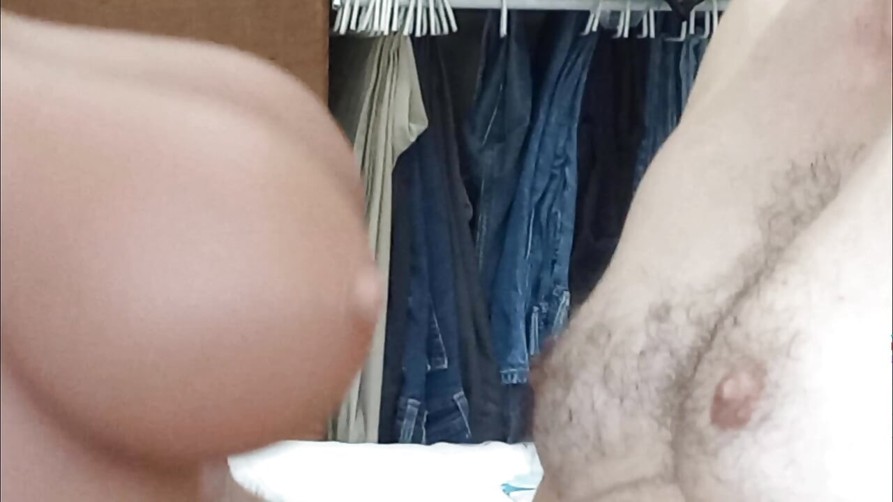 Eu fodo e faço minha boneca saltar e desfrutar de seus peitos